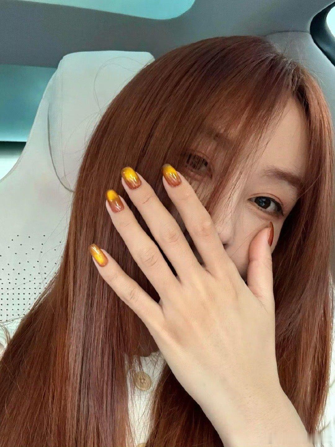 宋威龙姐姐颜值宋威龙家的颜值基因是开了“满格信号”吧！姐姐的生图里，高挺鼻梁、流