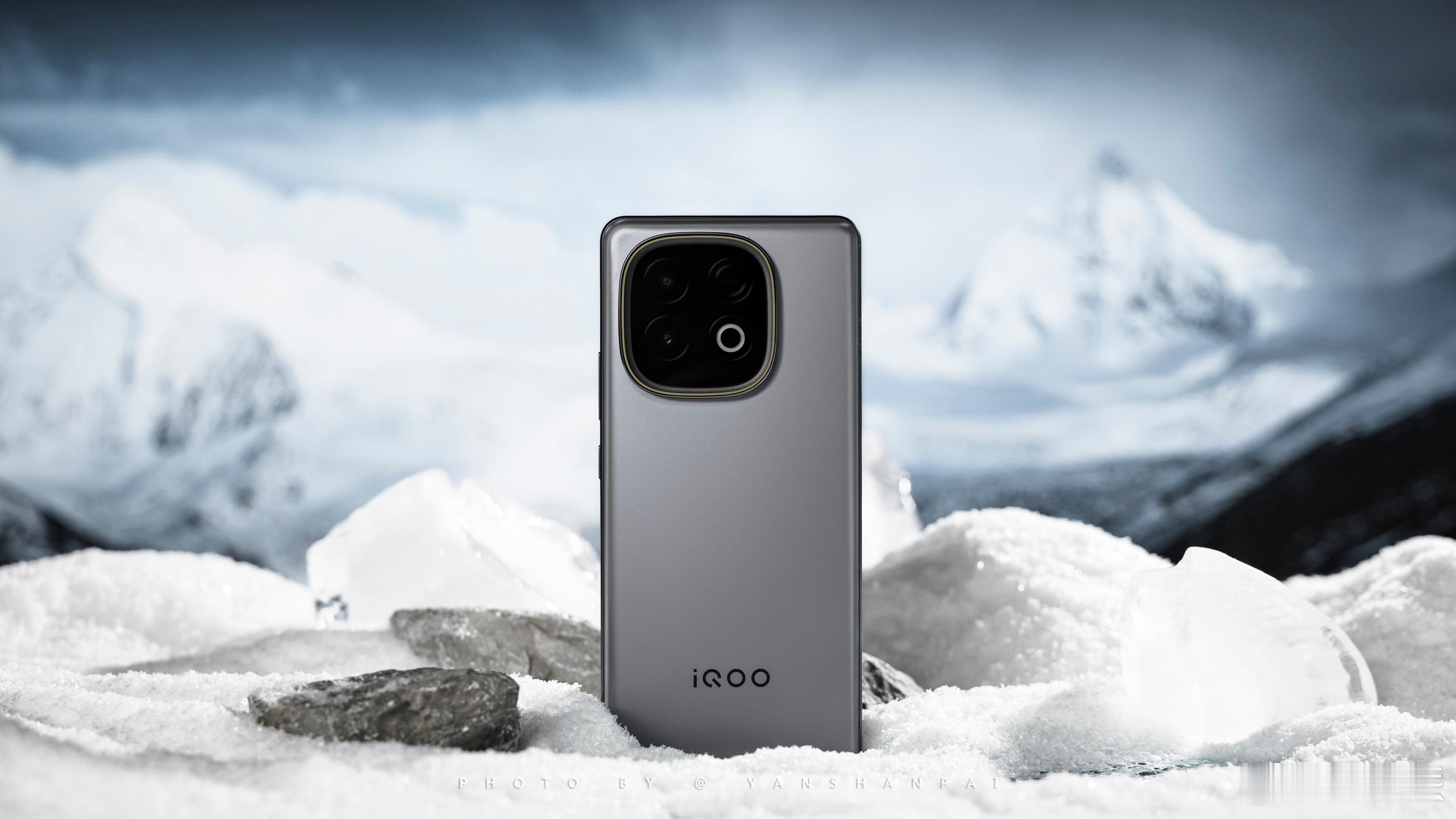 iQOOZ10Turbo+燕山派真机实拍图赏来了~我们拿到的是极地灰配色，但