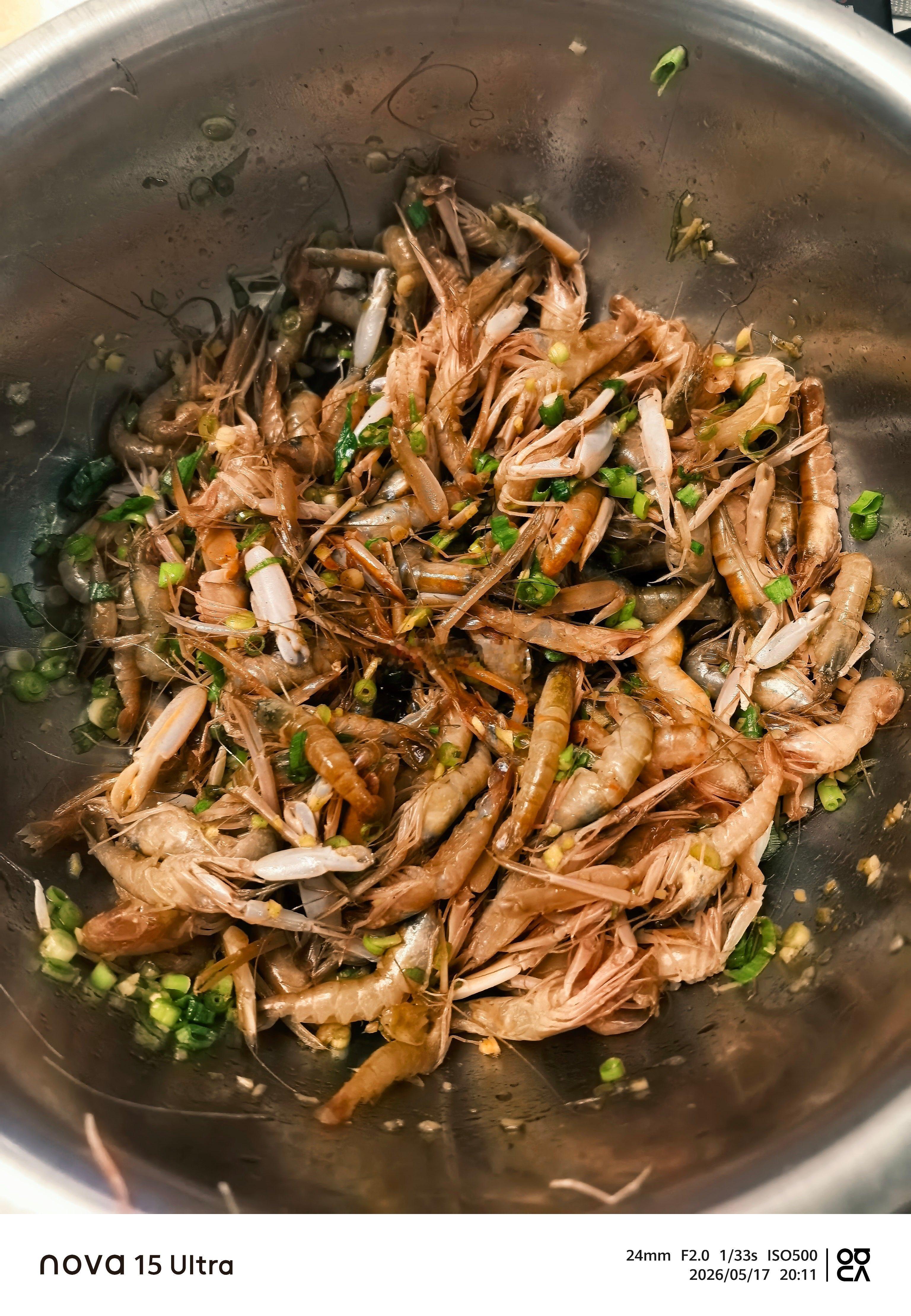 童子的三餐今晚太太给做了羊肉胡萝卜馅儿饺子，一小盆生腌嘎巴虾。