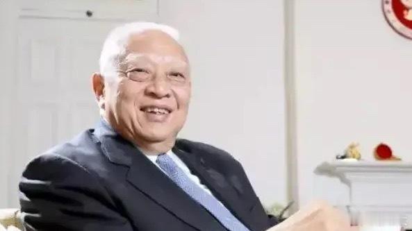 当香港首任特首董建华先生安详辞世的消息传来，我们看到的其实是历史长河在时代转折点