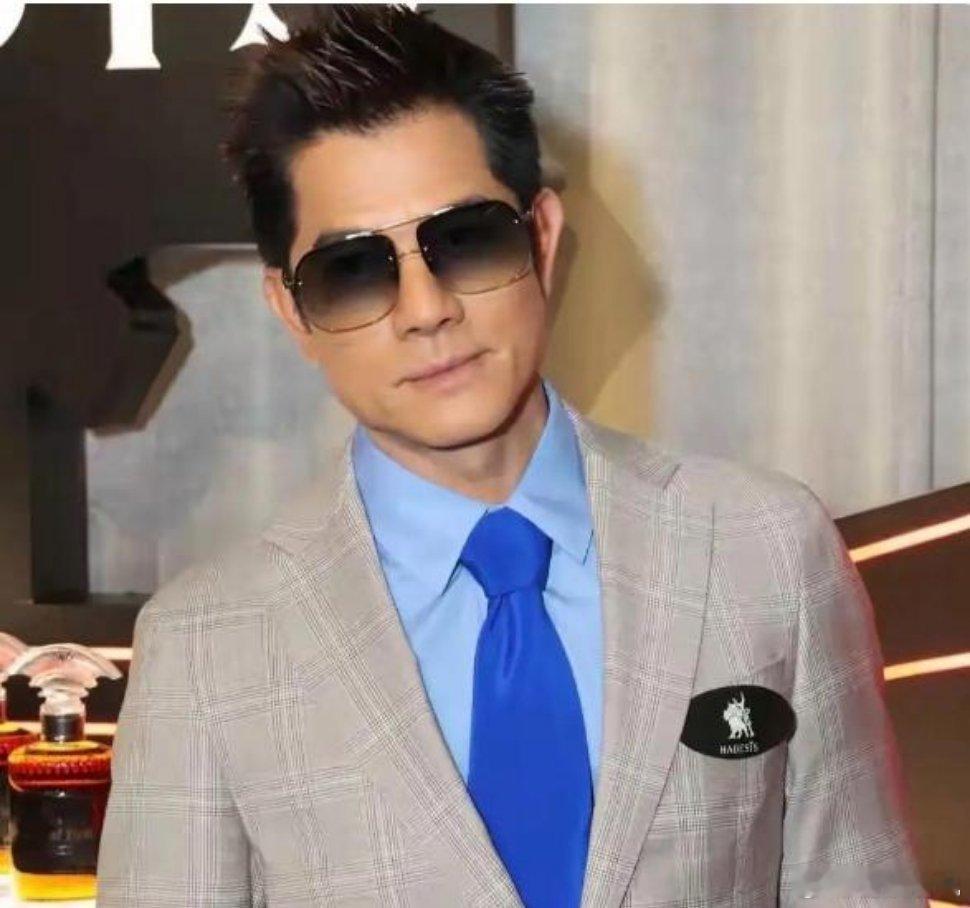 主持人问袁咏仪:“你那时生孩子产后，娱乐圈有没有人去探望你？”袁咏仪点头:“很多