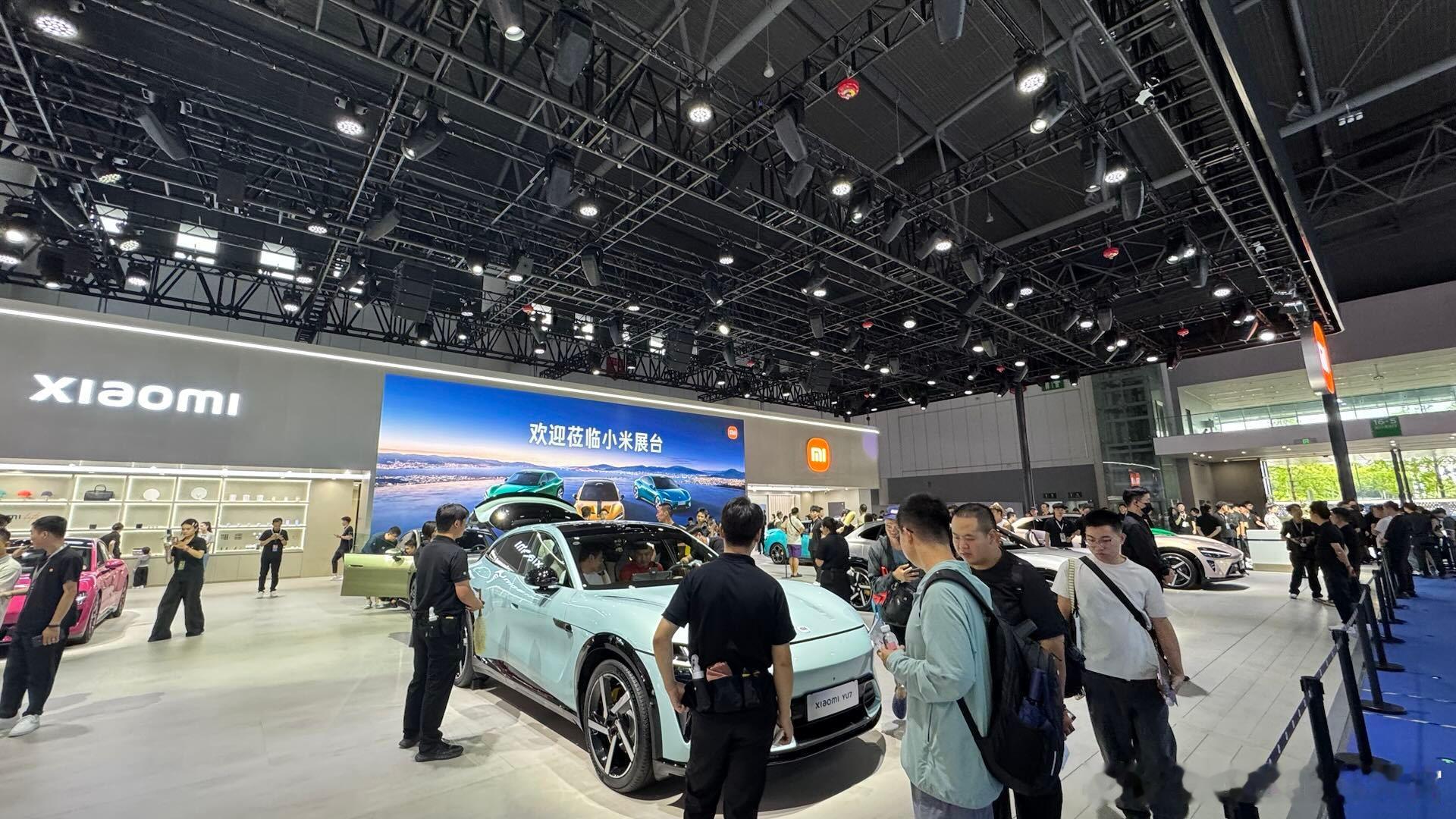 来小米展台看了看，琳琅满目，各色的SU7、YU7和Ultra款摆的整整齐齐，所