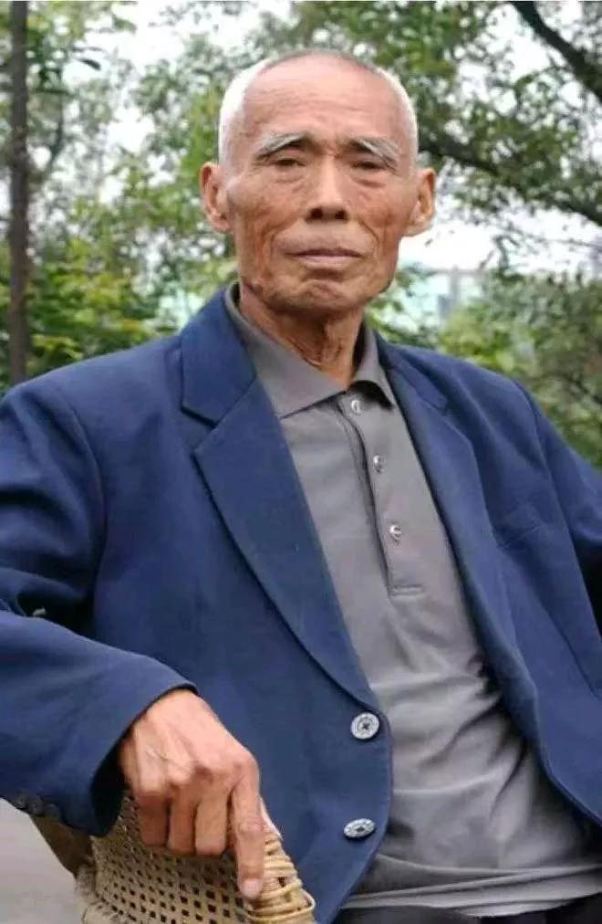 1949年，敌人让杨钦典把白公馆剩下的19名地下党员全部杀了，这时一个地下