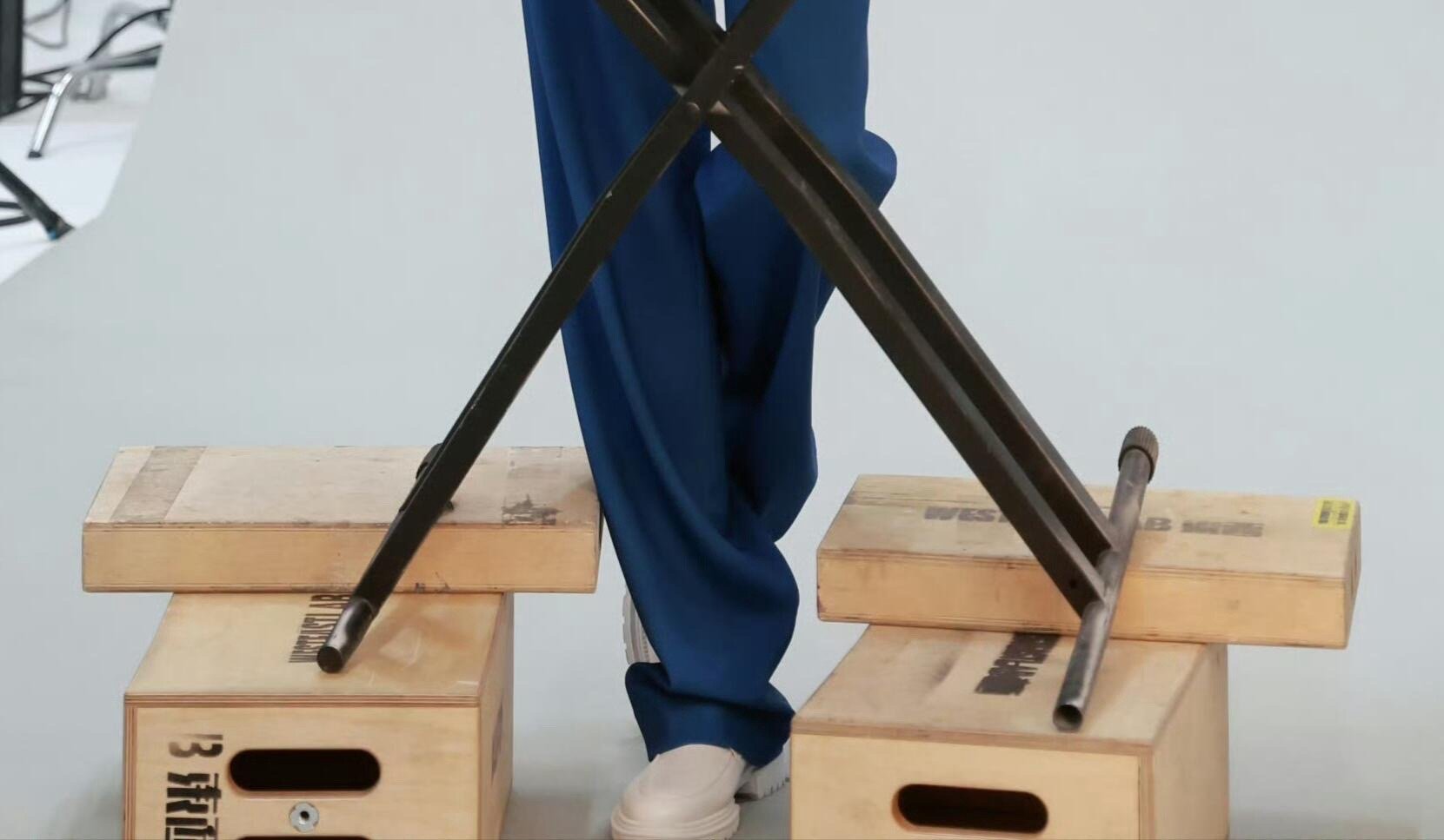 见过演员垫苹果箱还没见过电子琴垫苹果箱！刘宇宁是巨人具象化了