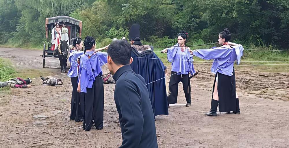 横店短剧片场，女群演日薪200元的报价里，包含一项隐藏条款：出让尊严。导演喊“