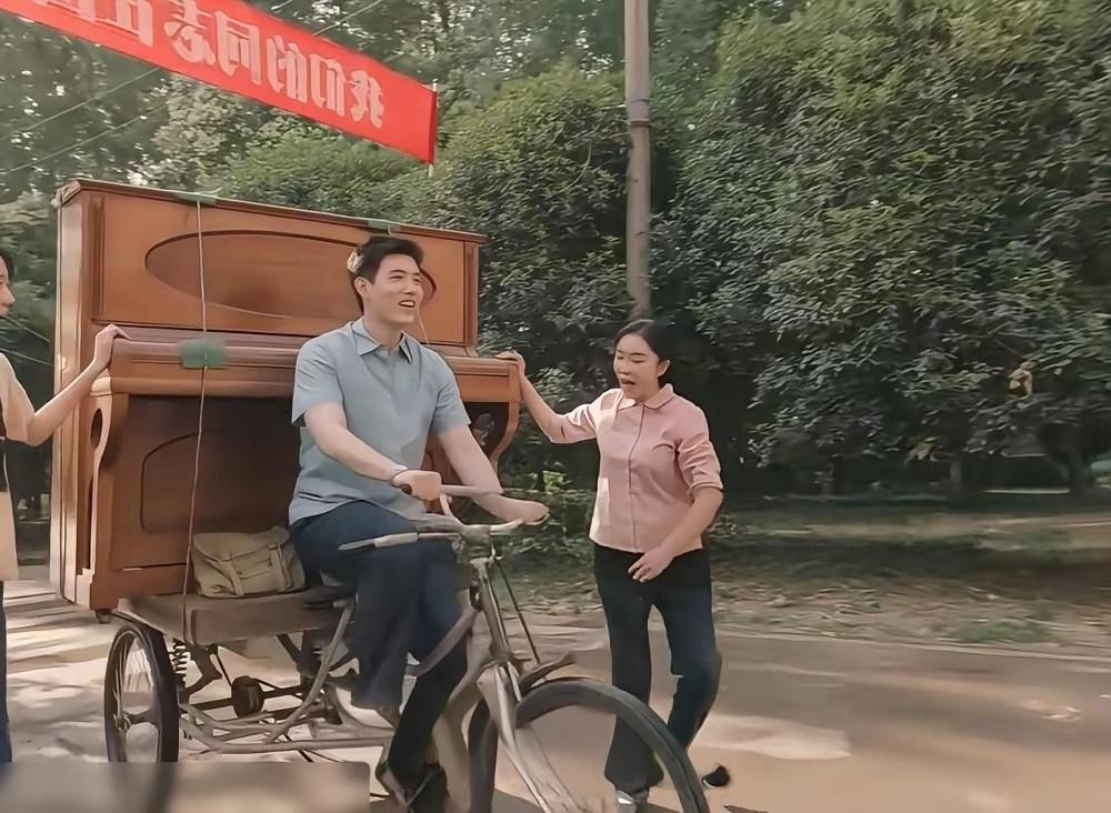 《纯真年代的爱情》迎来圆满结束，好人终有好报，恶人终有恶报，但宣传科长汪小曼却没