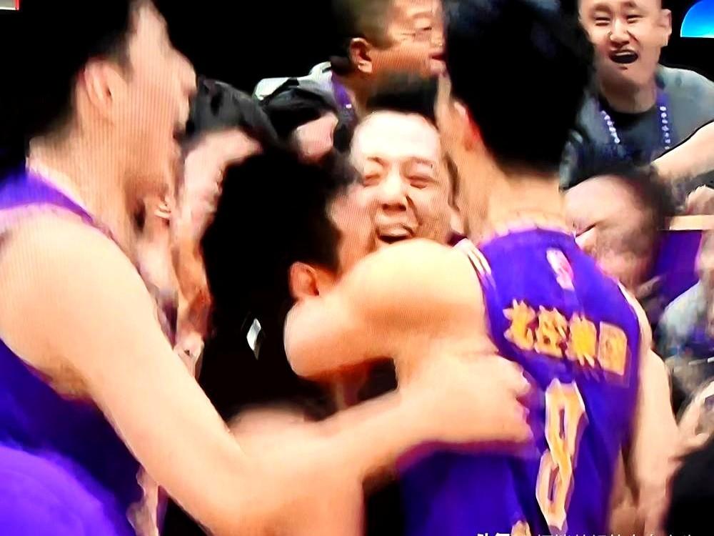 1.5秒，压哨三分绝杀！北控这场球看得人心脏都要跳出来了！跟广州的季后赛卡位