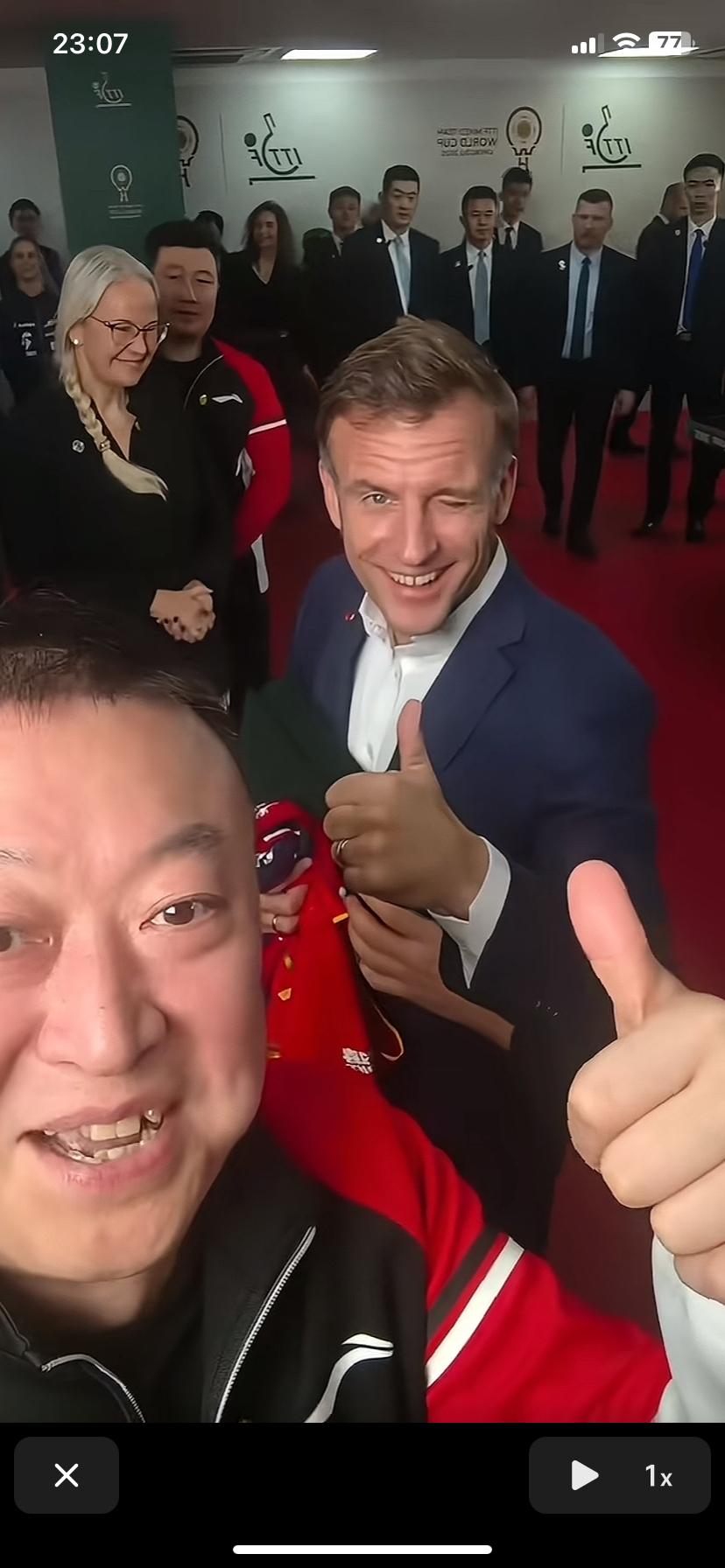 马琳一个自拍小视频火了，几十万点赞！马克龙看到他自拍，主动上前配合，伸起了大拇指