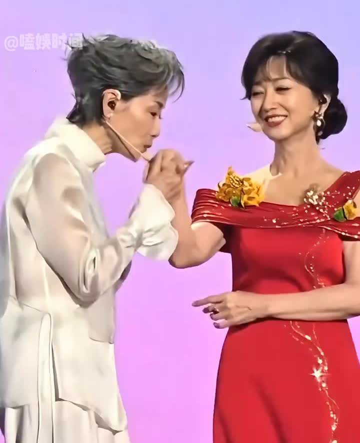 嗑娱时间。你发现了吗？新白娘子巡演中为何只有陈美琪穿了小青戏服，而赵雅芝和叶