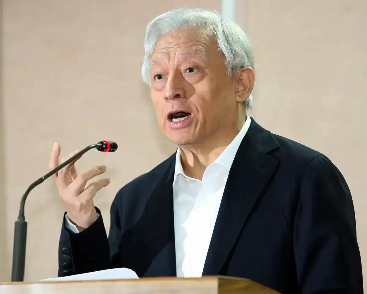 11月1日，国民党新任主席郑丽文正式就职，“台独”顽固分子曹兴诚发出一封公开信，