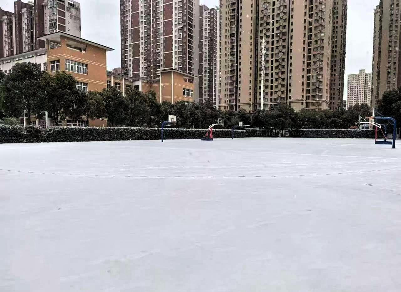 一场大雪，两种教育生态。我们的孩子还有资格玩雪吗？汉阳这所初中，走廊拉上