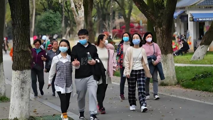 终于懂了：为啥现在的女人一年四季都戴口罩?网友的回答太真实了!发现了个问题