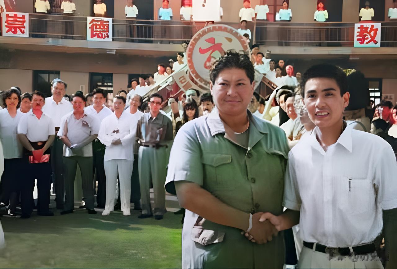 这是洪金宝与赵长军的合影。许多人只知道洪金宝的武艺不一般，却不知赵长军的武艺更专
