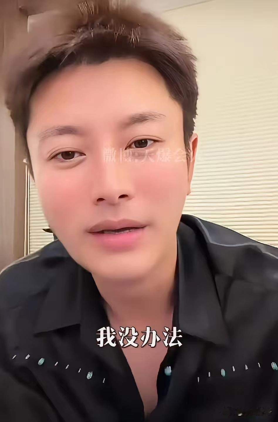 近日直播时，贾乃亮遭遇网友尴尬质问：“你都赚那么多了，为啥还天天直播？”贾乃亮迅