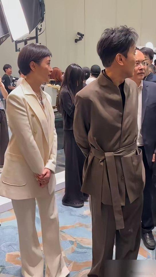 6月，上海白玉兰。红毯上，别人都是高定西装、奢华礼服，恨不得把身家穿在身上。于和
