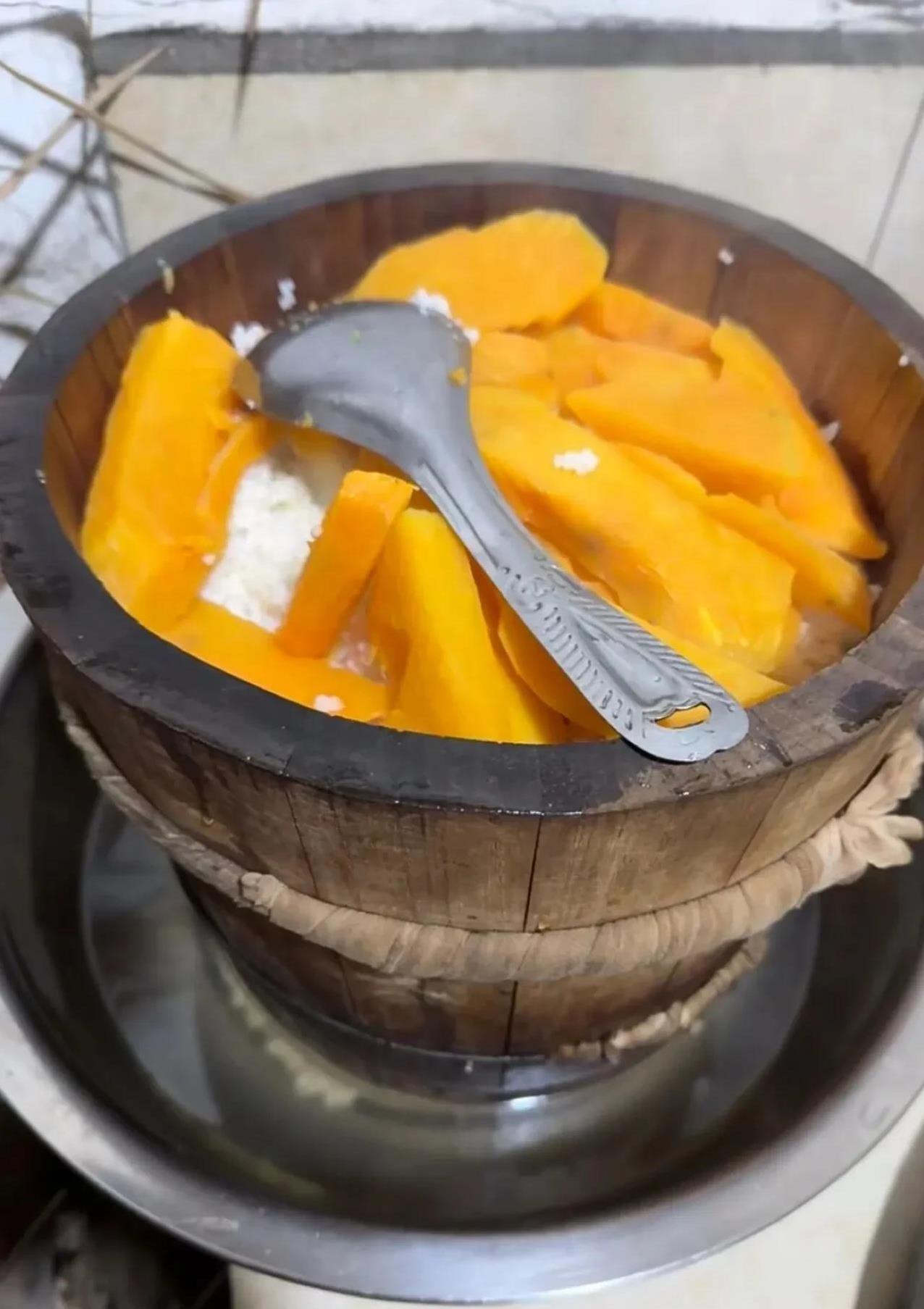 大姨说她儿子要带城里的女朋友回家，她高高兴兴的请了附近的几个亲戚去作陪，还拿出很