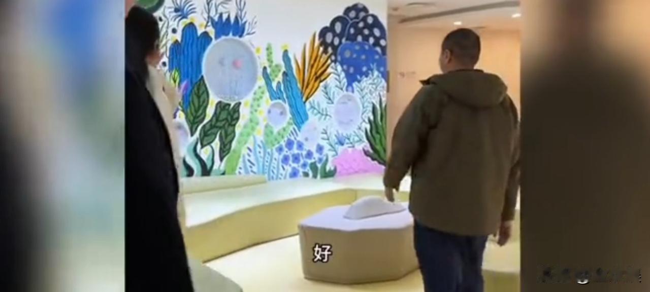 李亚鹏自豪地告诉楠楠：“这幅画是我女儿画的。”1月22日，楠楠带队到访北京嫣然