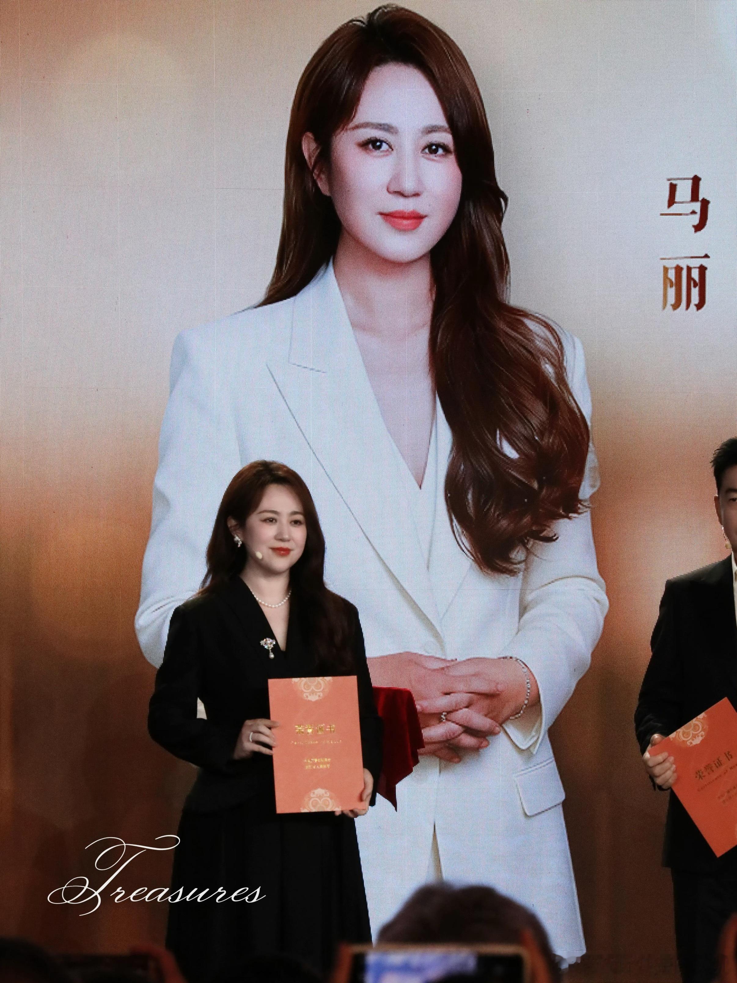 马丽成功女人的背后是她自己演喜剧的时候能让大家笑到肚子疼，正经起来又能把对电影