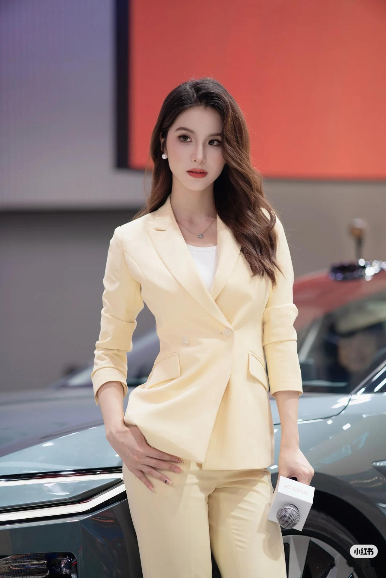 美女车模穿搭写真