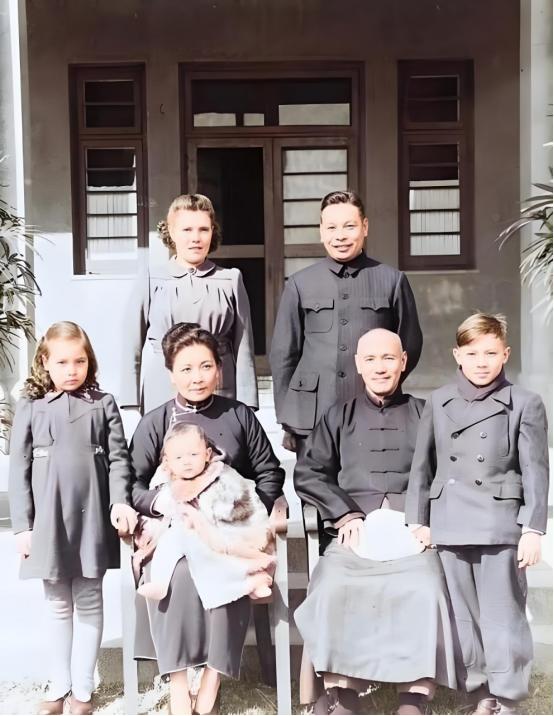 1988年蒋经国走了，留下坐轮椅的俄国媳妇，当时谁也没敢想，这只是蒋家一连串苦难