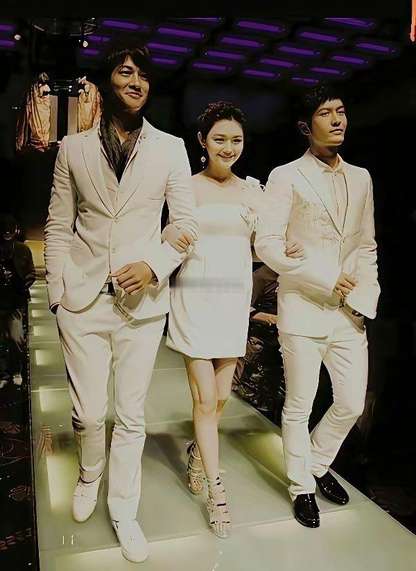 泡沫之夏黄晓明和何润东同框，原来黄晓明那么矮！