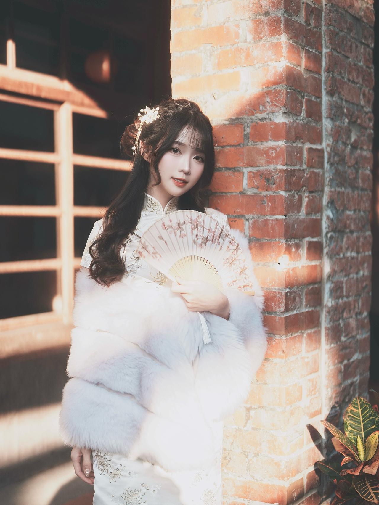 古风少女与红砖墙的浪漫邂逅💕怎样穿搭知性又显身材?