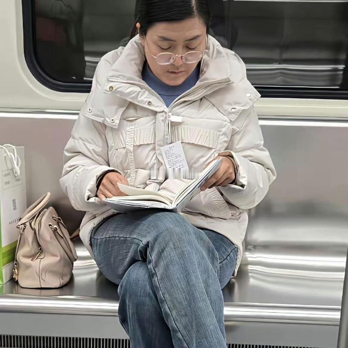 她是怎么做到不脸红的呢
