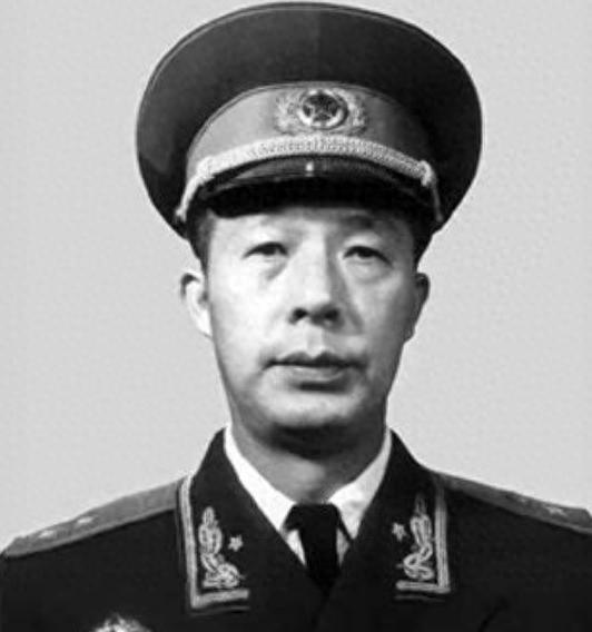 为主席身边工作10年，被主席称比斯大林更高明，后成为四野著名将领1945年初春