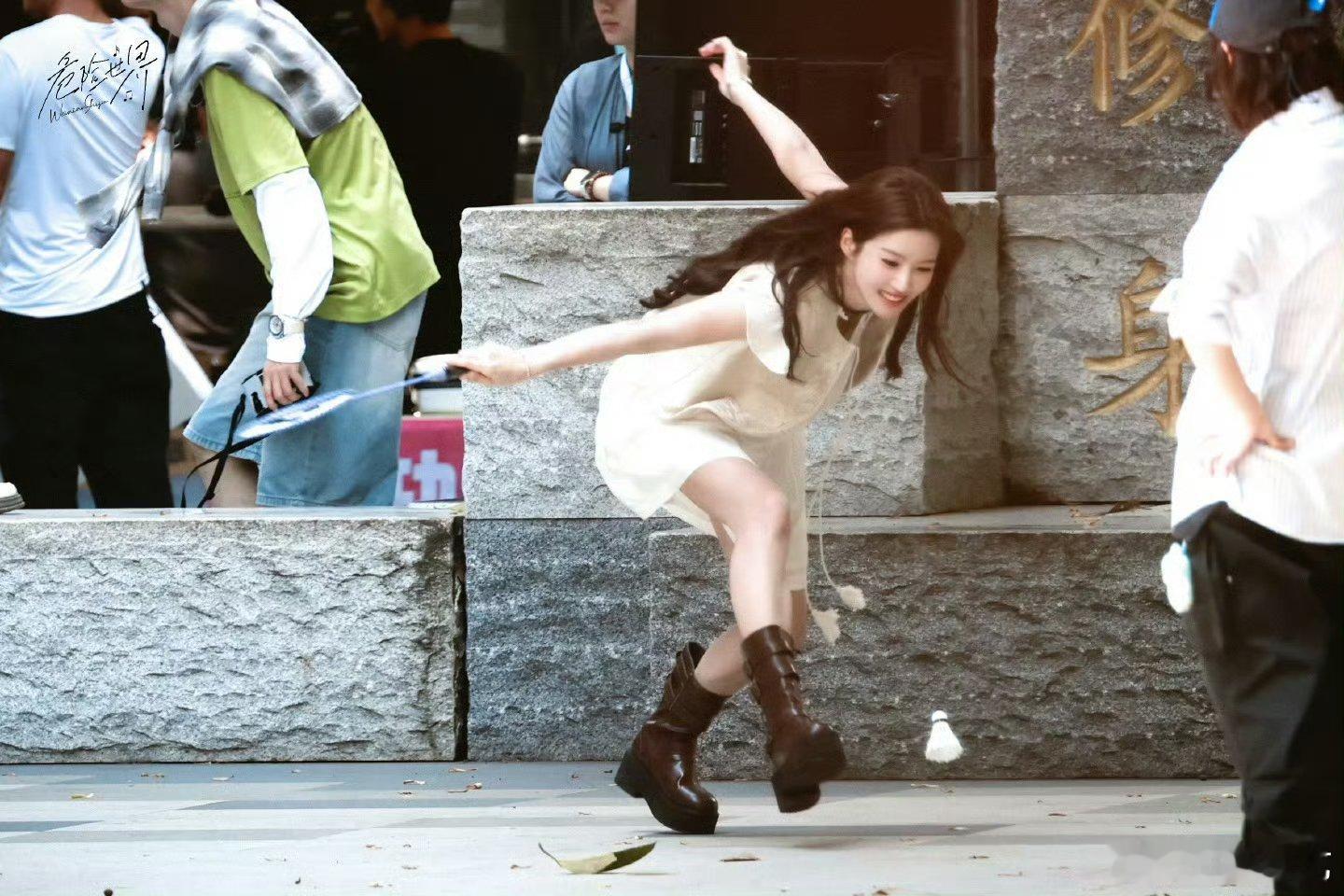 林一卢昱晓采访名场面预定！卢昱晓念评论笑到停不下来，喜剧人属性藏不住～《折月亮》