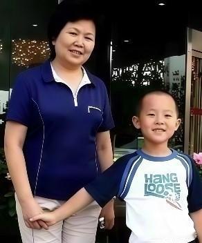 邢质斌的丈夫是朝鲜族，姓朴，他们给儿子取名为朴宁。儿子于1976年出生，毕业于中