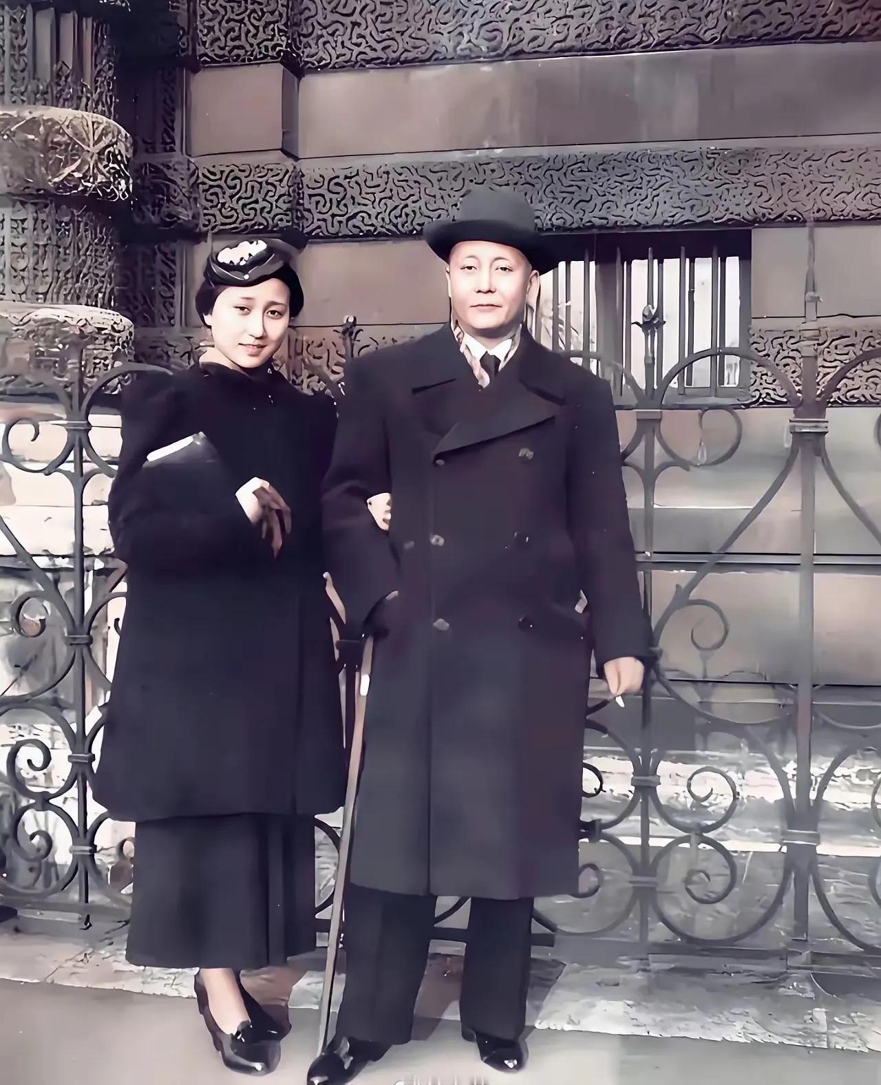 这张照片是1936年蒋英与父亲在法国巴黎拍摄的一张合影留念照。照片中父亲蒋百里
