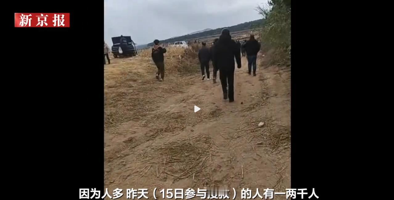 辽宁4岁女童翻车窗后失联，2000人手拉手，地毯式搜寻。四岁孩子被独自留在田间面