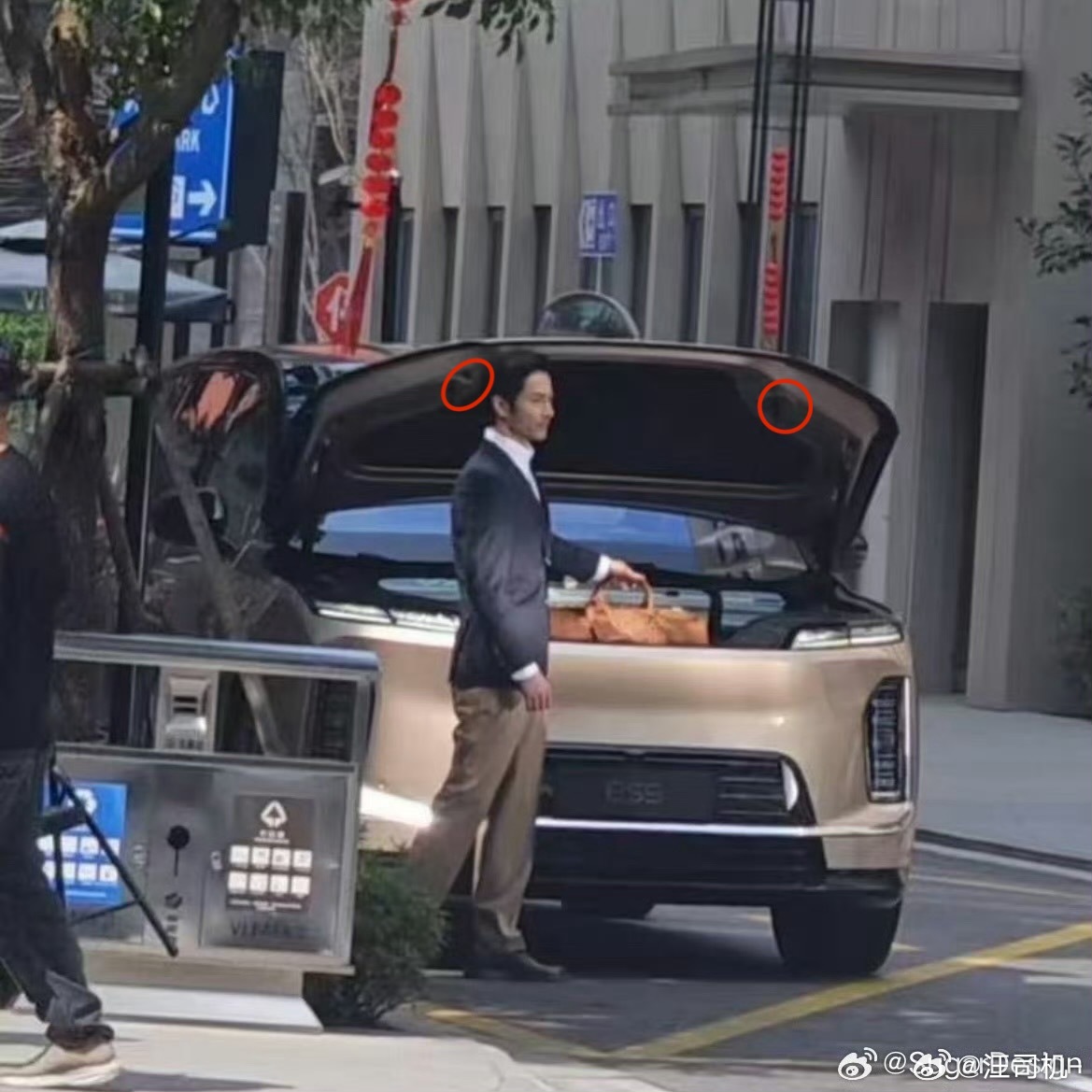 蔚来ES9的车头很高，同时前备箱又是常规开口，一不小心就会搞得很难用。ES9将锁