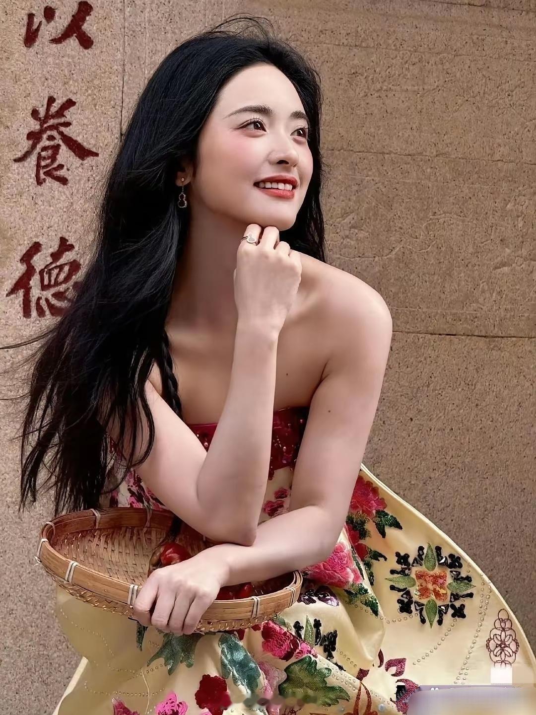 沈月这回真是走心了，也够聪明。去泉州拍芭莎时尚大片，本以为她会像很多女明星