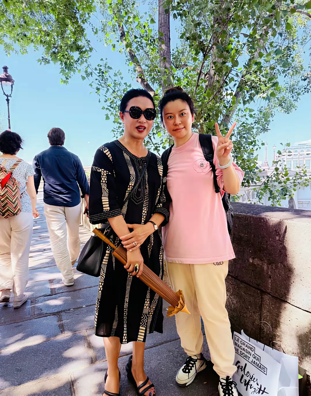 58岁金星在法国巴黎街头被偶遇，她的打扮太贵气了，一身名牌货，好像当地的贵妇，真