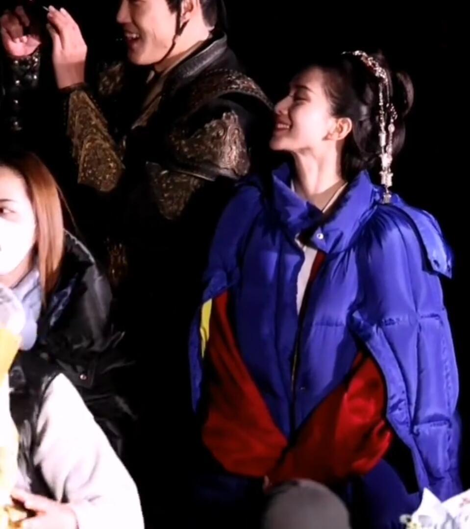 刘诗诗一件衣服穿了八年刘诗诗羽绒服穿了八年哪个大明星一件羽绒服穿8年啊！网友考古到刘诗诗2023年拍