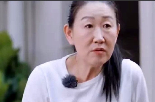 程潇妈妈问陈梦妈妈：“网上说陈梦是黄晓明表妹，这事儿是真的吗？”陈梦妈妈：“真的