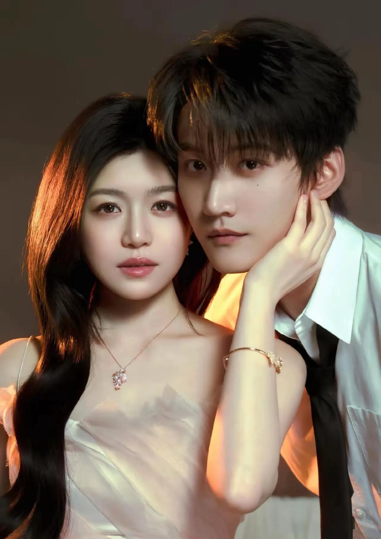 拍戏怎么会和谁演情侣都一样呢？周柯宇可是小小的上桌了，上次被陈妍希带红的可是电