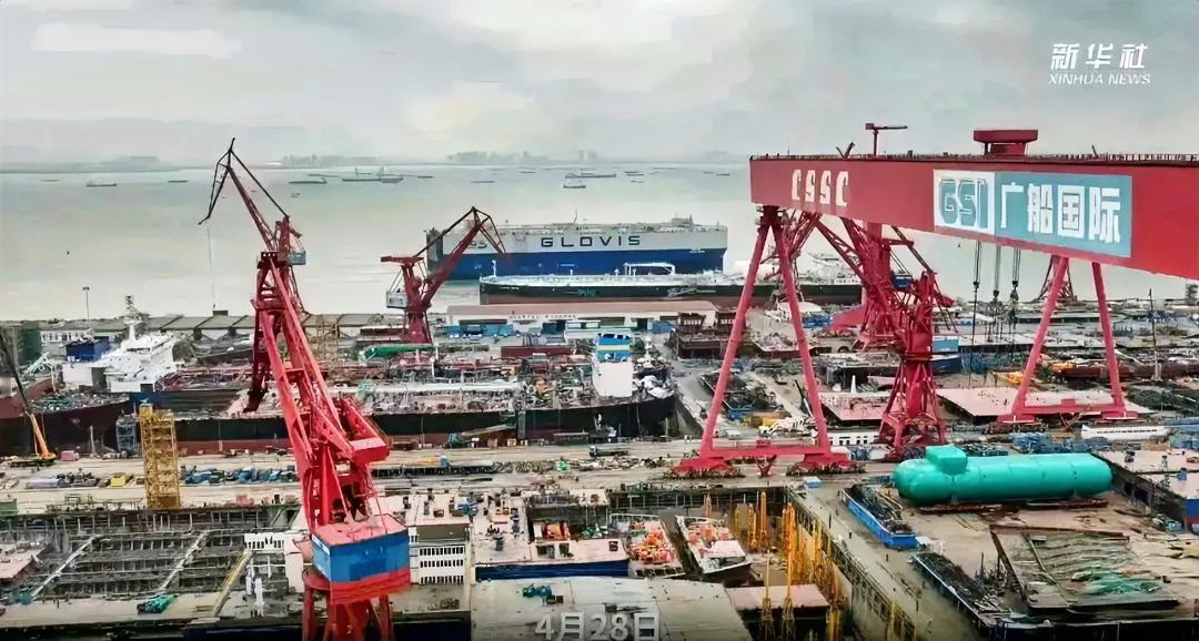 这是中国船舶集团旗下的华南造船基地，也就是广船国际的大型干船坞与舾装码头，画面右