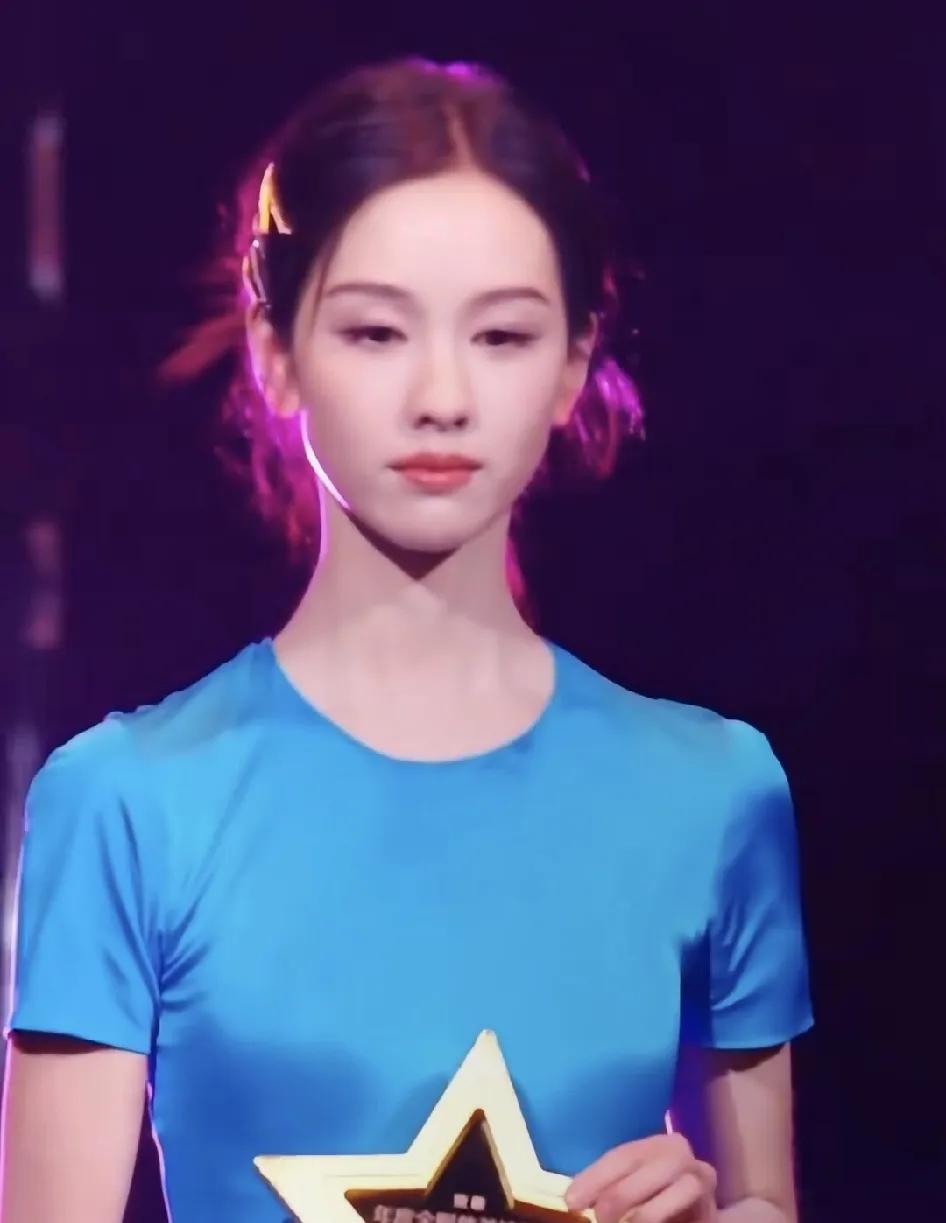 安徽卫视国剧盛典，陈都灵不愧是南航校花，在每一个领域都会发光，当校花时，很多男生