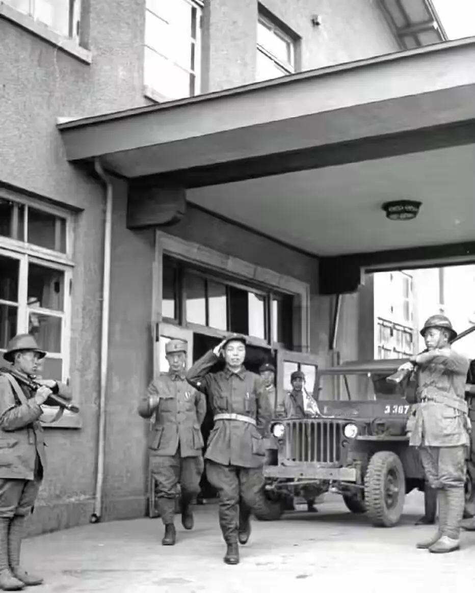 1946年，在安东即今辽宁丹东，时任辽东司令员兼政委的30岁萧华留下了一张珍贵留