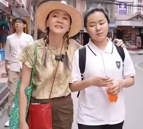 高鑫及王一楠的女儿曝光网友说没想到两位知名演员的女儿这么朴实哦高