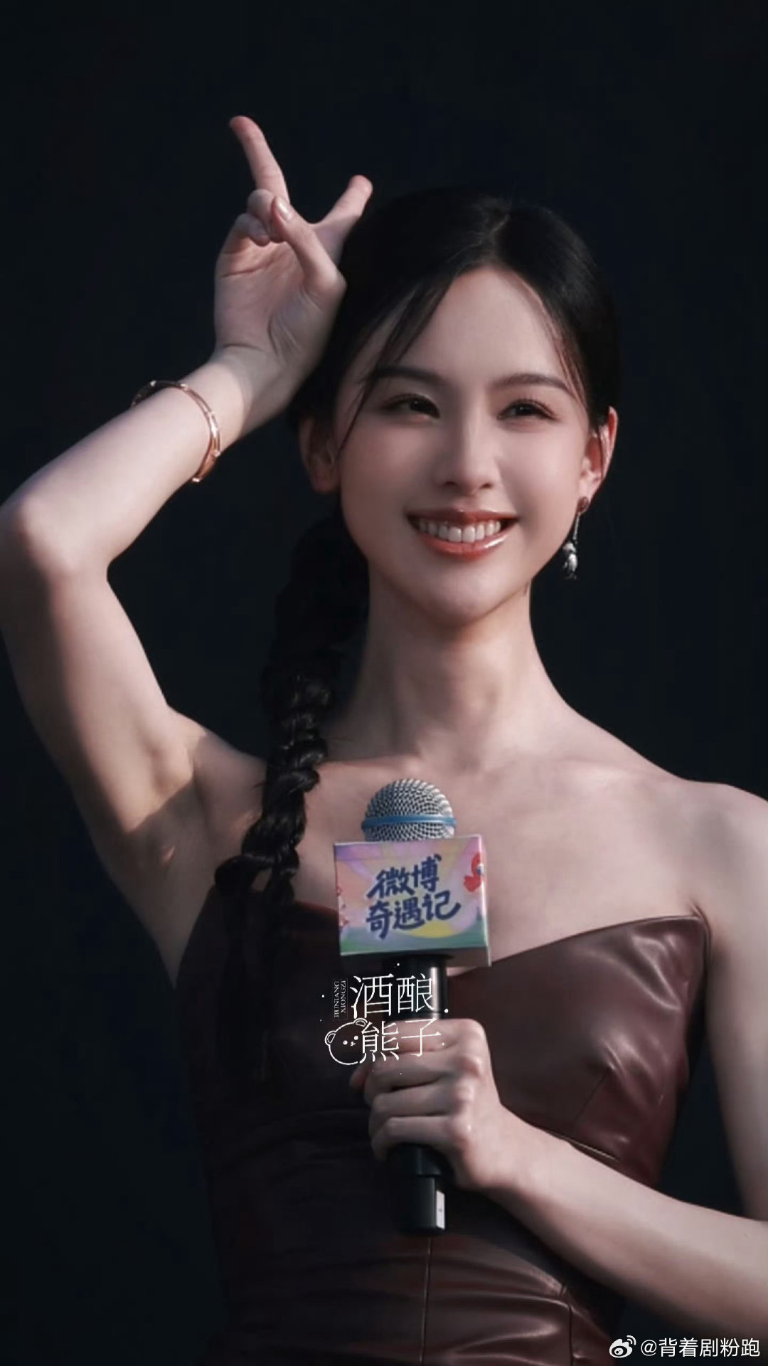 陈都灵被踩裙子一直说没关系陈都灵好暖心啊～工作人员不小心踩到嘟嘟裙子，嘟嘟也一直