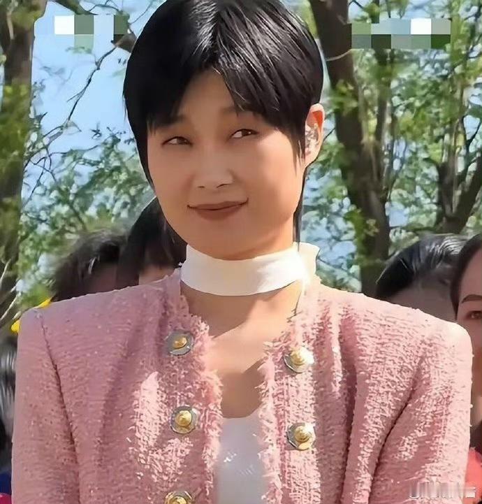 41岁李宇春状态惊人！发腮浮肿眼睛小，罕见穿“少女粉”却像中年大妈，41岁不结婚