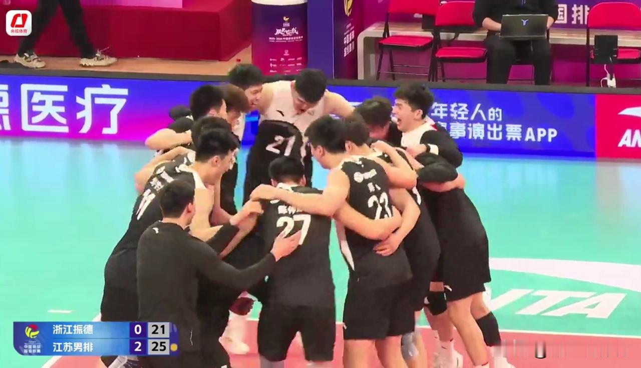 浙江男排和江苏男排其实是本赛季排超联赛的“难兄难弟”——浙江队的张景胤动手术、杨