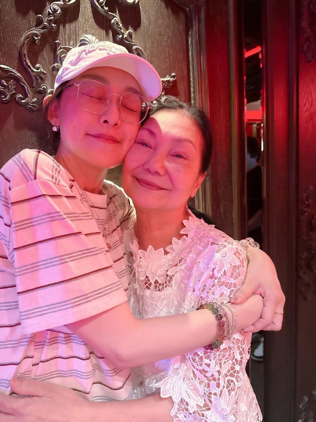 范玮琪回台北陪S妈黄春梅过中秋节，S妈送了一个抱枕给她，希望她抱着枕头的时候就像