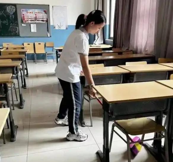 内蒙古包头，一中学班主任因扫把损坏，未经核实就当众指责女学生，被顶撞后情绪失控推