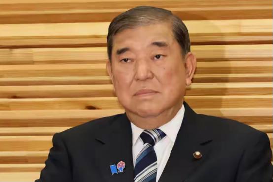 石破茂看到了什么？在日本议会，右翼党高举双手呼喊万岁，这是二战日本军国主义的