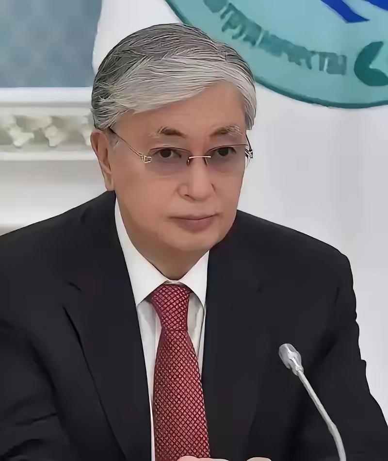 哈萨克斯坦这回真是把走钢丝玩成了极限运动。刚跟美日把稀土大单签完没几天，自家