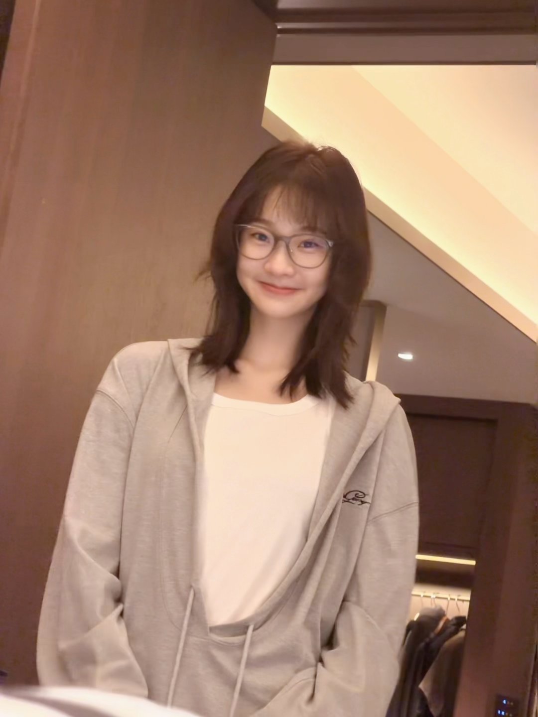 张艺凡请叫我甜妹酷姐谁被张艺凡的反差感狠狠拿捏了！甜妹长相自带软萌滤镜，舞台上